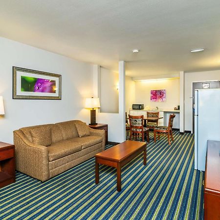 Comfort Inn & Suites Moose Jaw Esterno foto
