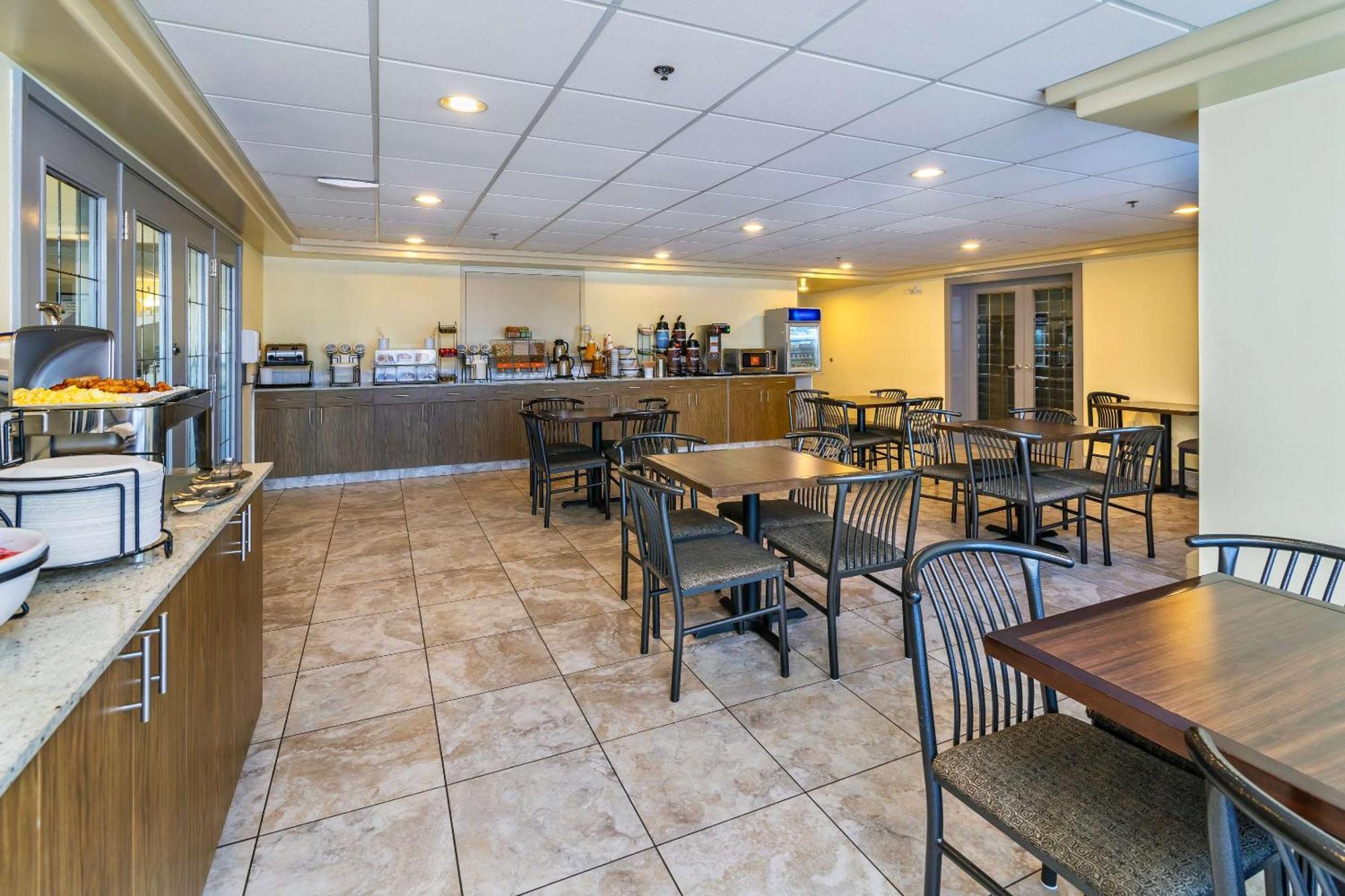 Comfort Inn & Suites Moose Jaw Esterno foto