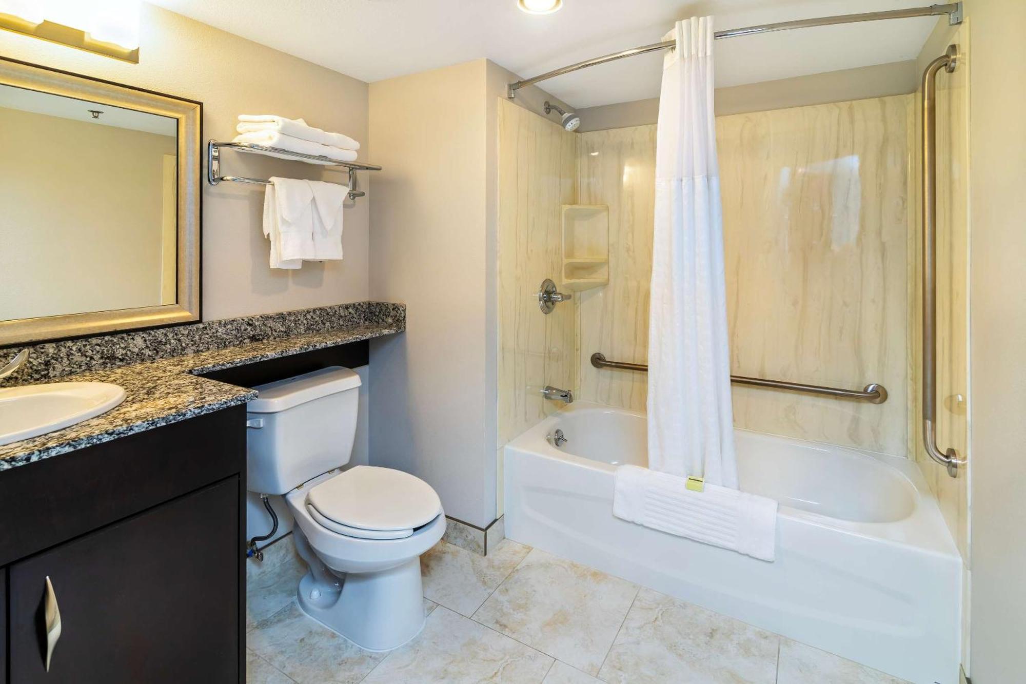 Comfort Inn & Suites Moose Jaw Esterno foto