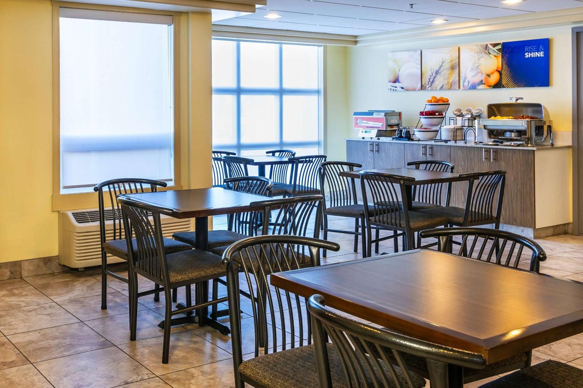 Comfort Inn & Suites Moose Jaw Esterno foto