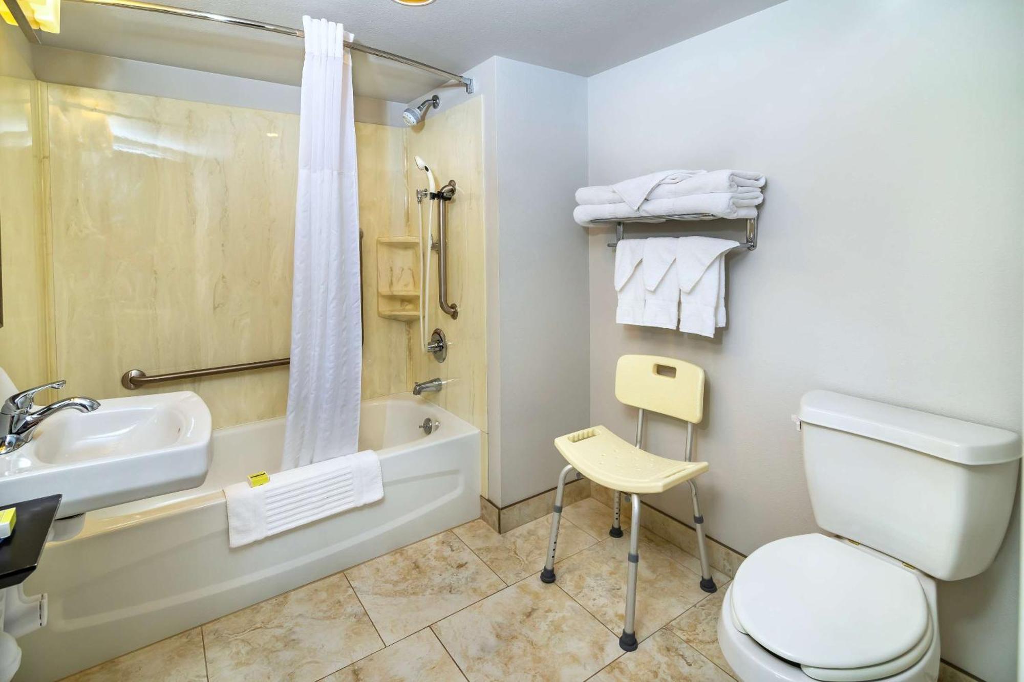 Comfort Inn & Suites Moose Jaw Esterno foto
