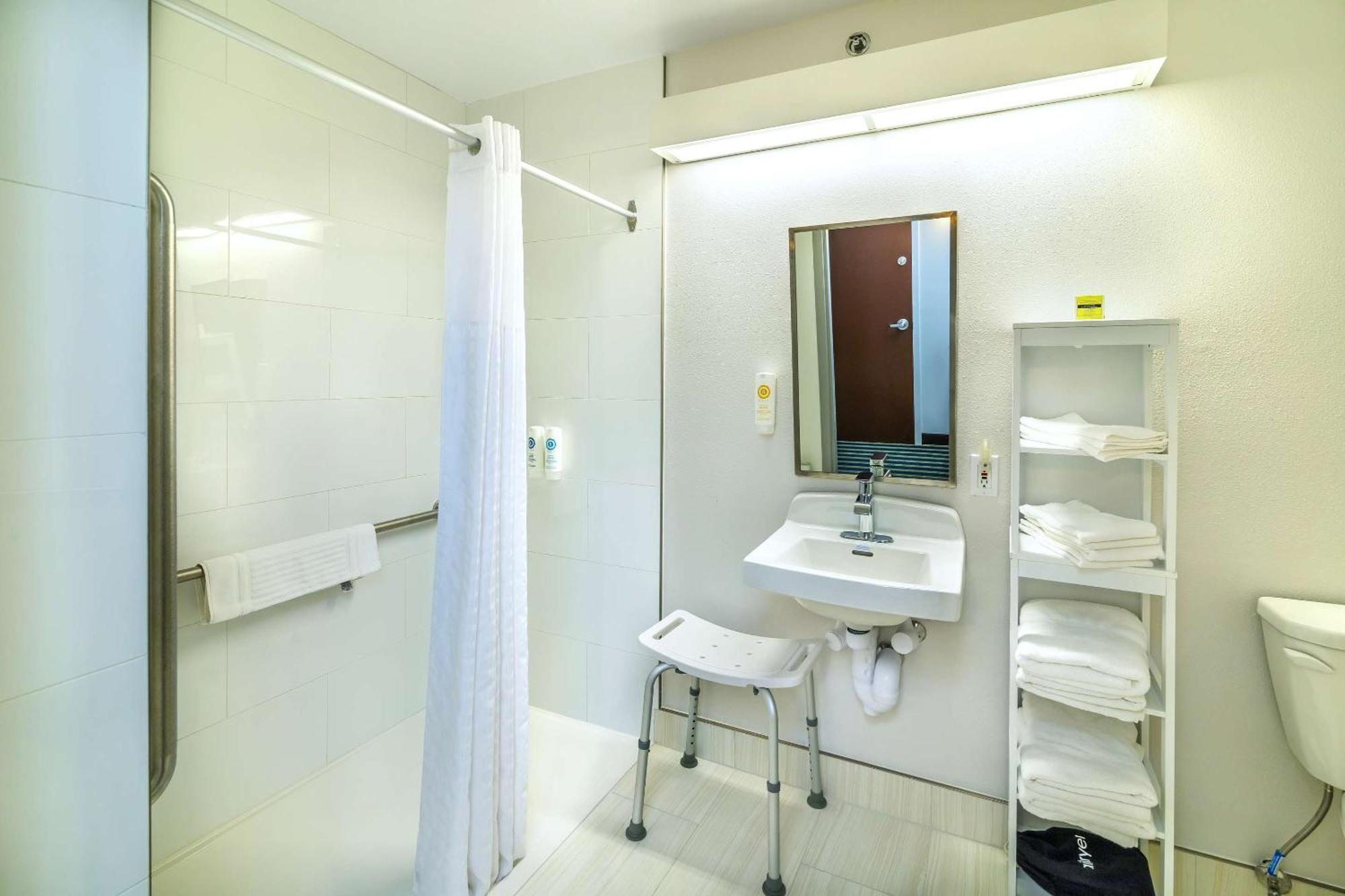 Comfort Inn & Suites Moose Jaw Esterno foto