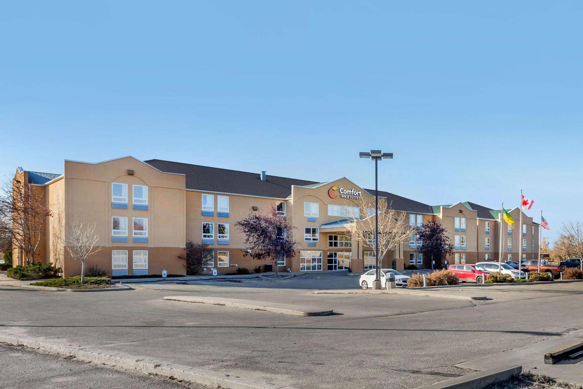 Comfort Inn & Suites Moose Jaw Esterno foto