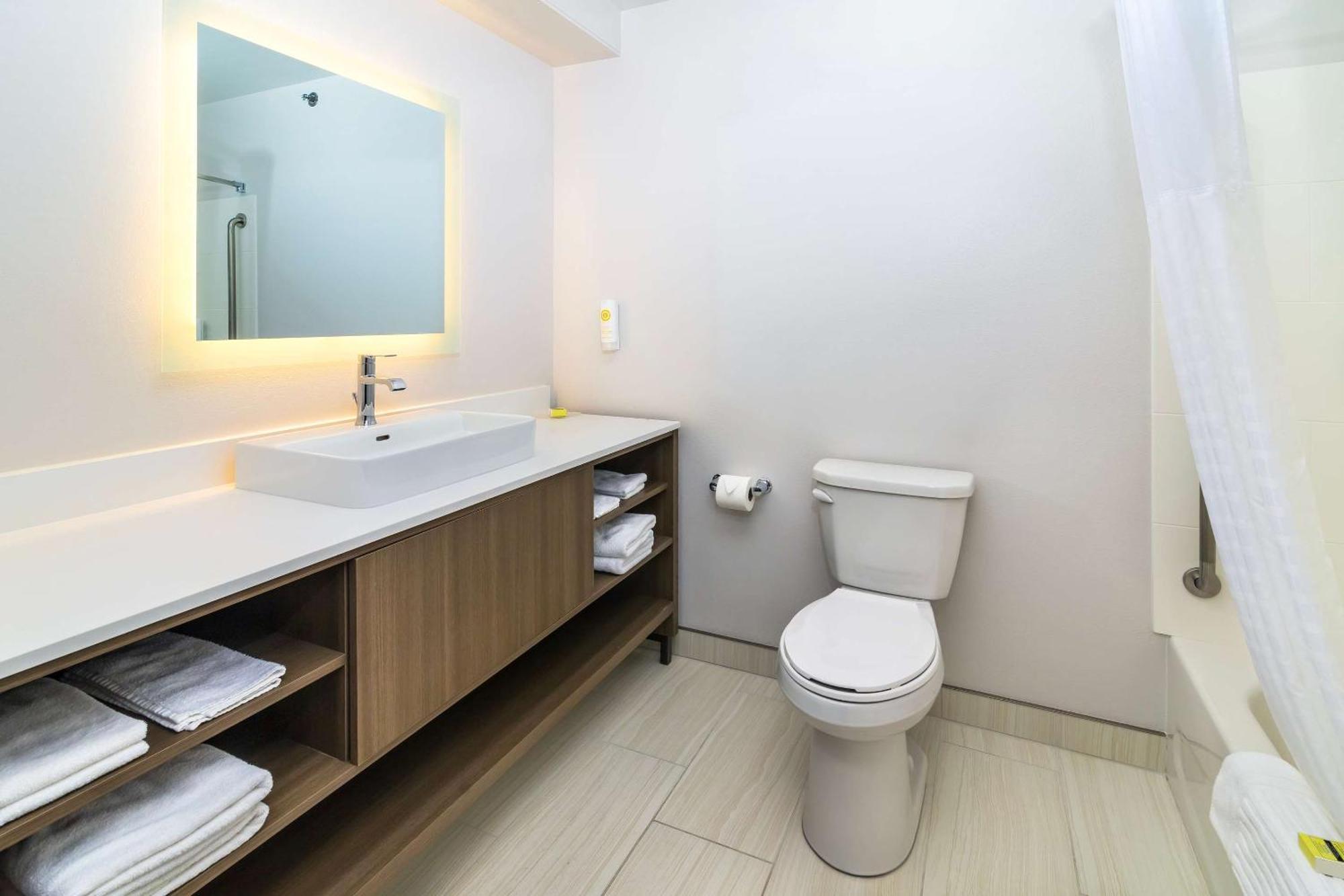 Comfort Inn & Suites Moose Jaw Esterno foto